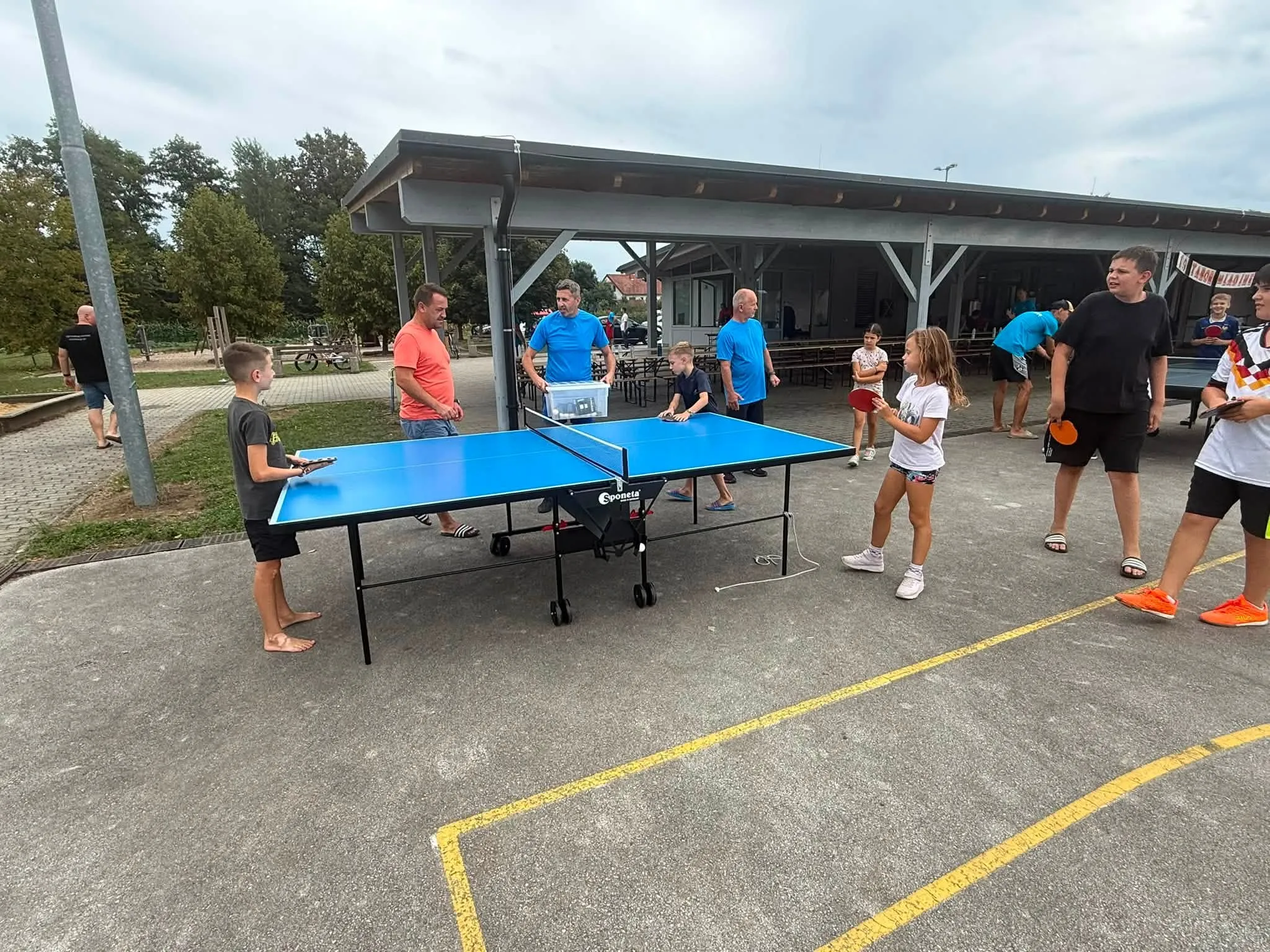 Otroci igrajo namizni tenis na gasilskem taboru v Spuhlji